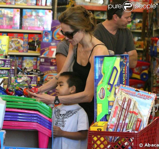 Angelina Jolie et Maddox en pleine séance shopping  