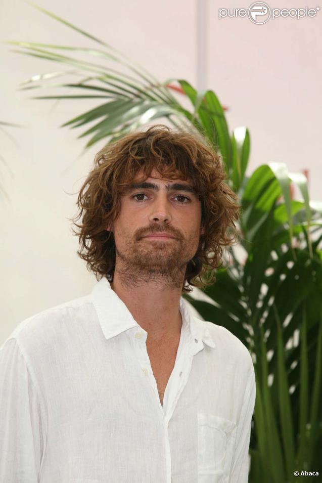 Nicolas Herman : Nicolas Barrel a eu du mal à assumer son homosexualité. Mais grâce à Thomas il a connu le grand amour. Après plus d'un an d'absence, Nicolas est revenu de l'aù-delà... Plus beau le mort-vivant !