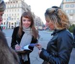 Dounia Coesens : Johanna Marci est le personnage préféré des téléspectateurs alors forcément pour la jolie Dounia, le succès est au rendez-vous... Et les autographes aussi ! Plus Belle La Vie... de star !  
