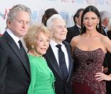 Michael Douglas, Anne Buydens, Kirk Douglas et Catherine Zeta-Jones à la 37ème soirée AFI, à Los Angeles, hier