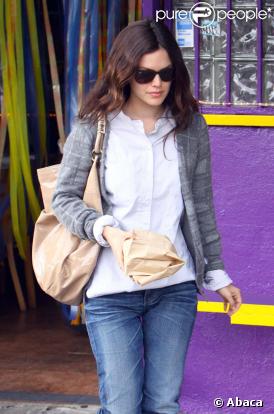 Rachel Bilson sort du trovador Mexican, un restaurant de Los Angeles, munie d'un doggy bag le 11 juin 2009