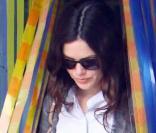 Rachel Bilson sort du trovador Mexican, un restaurant de Los Angeles, munie d'un doggy bag le 11 juin 2009