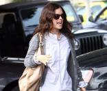 Rachel Bilson sort du trovador Mexican, un restaurant de Los Angeles, munie d'un doggy bag le 11 juin 2009
