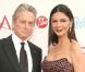 Catherine Zeta-Jones : en l'honneur de son mari Michael Douglas, elle monte sur scène... et fait un show épatant !