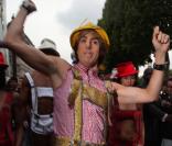 Sacha Baron Cohen sur les Champs-Elysées pour la promo de  Brüno 