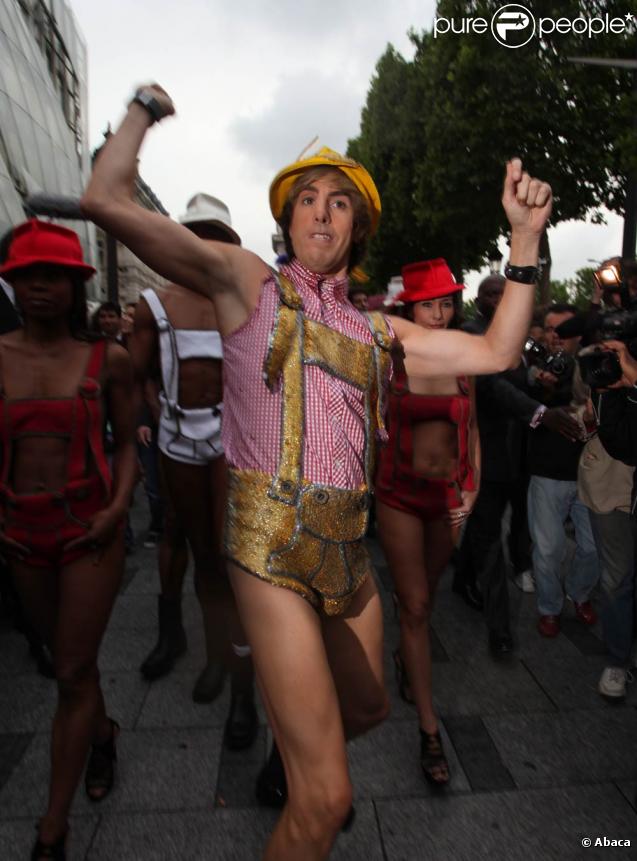 Sacha Baron Cohen sur les Champs-Elysées pour la promo de  Brüno 