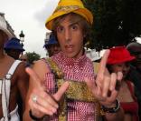 Sacha Baron Cohen sur les Champs-Elysées pour la promo de  Brüno 
