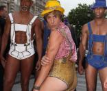 Sacha Baron Cohen sur les Champs-Elysées pour la promo de  Brüno 