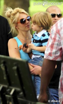 Britney Spears au zoo de Londres le 16 juin 2009