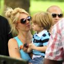 Britney Spears : Avec ses enfants au zoo, la chanteuse est sous très haute protection... la preuve !
