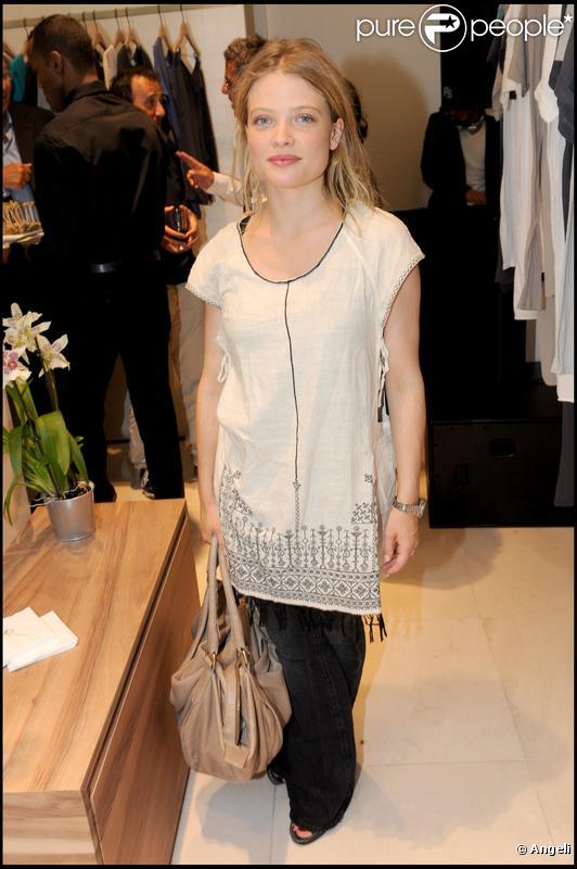 Mélanie Thierry pour l'inauguration du concept-store American Vintage rue Tiquetonne à Paris le 16 juin 2009