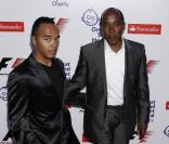 Le père de Lewis Hamilton (Anthony) et le frère de Lewi (Nick)  