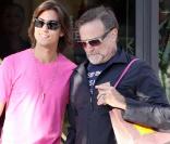 Robin Williams prend la pose pour ses fans, à Los Angeles