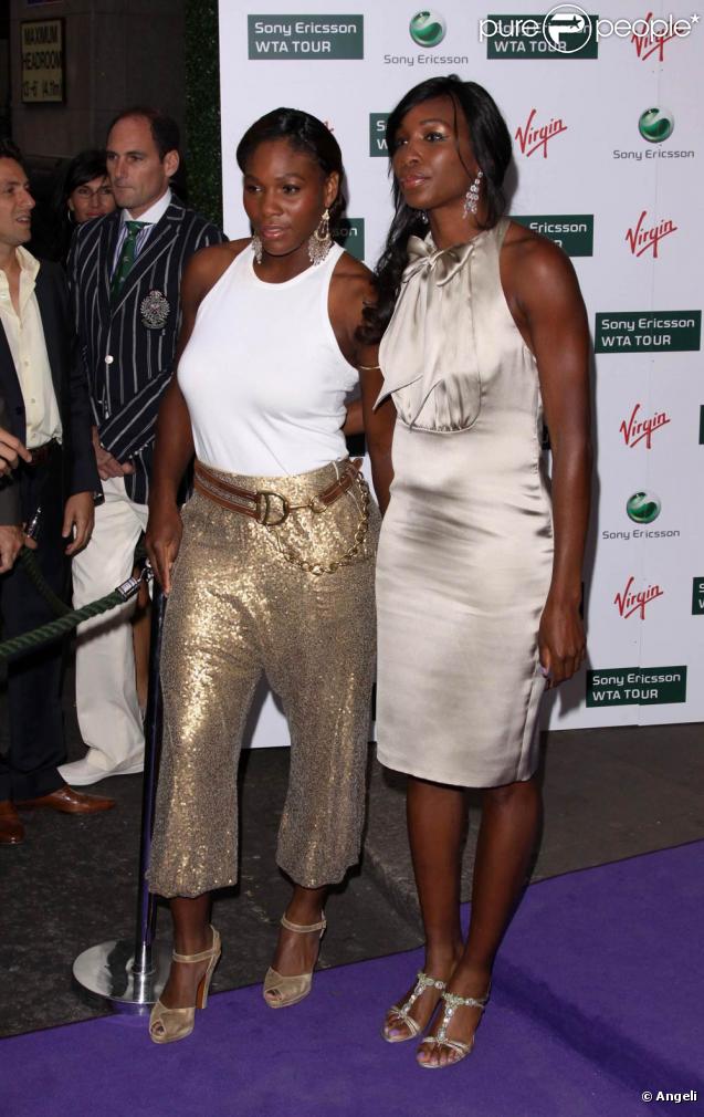 Serena et Venus Williams, lors de la grande soirée pré-Wimbledon, organisée au Roof Gardens, à Londres, le 18 juin 2009 !