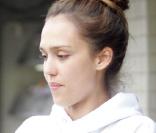 Jessica Alba sort du kiosque à journaux les bras remplis de magazines de déco d'intérieur le 20 juin 2009 à Beverly Hills