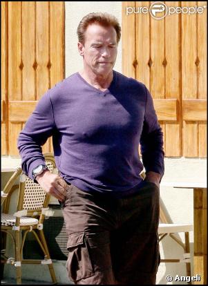 Arnold Schwarzenegger et sa Dodge Challenger, s'en vont déjeuner au Babalu restaurant de Brentwood, à Los Angeles, le 20 juin 2009 !