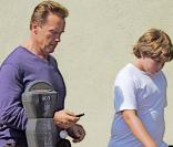 Arnold Schwarzenegger, son fils Christopher et sa Dodge Challenger, s'en vont déjeuner au Babalu restaurant de Brentwood, à Los Angeles, le 20 juin 2009 !