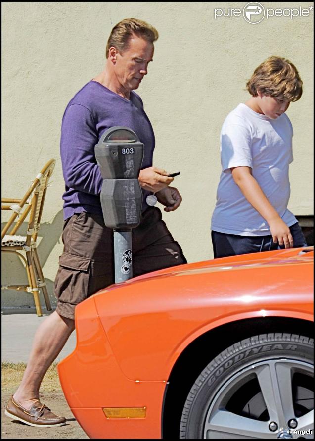 Arnold Schwarzenegger, son fils Christopher et sa Dodge Challenger, s'en vont déjeuner au Babalu restaurant de Brentwood, à Los Angeles, le 20 juin 2009 !