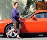 Arnold Schwarzenegger et sa Dodge Challenger, s'en vont déjeuner au Babalu restaurant de Brentwood, à Los Angeles, le 20 juin 2009 !