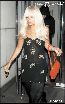 Lily Allen quitte le Nobu Park Lane à Londres le 22 juin 2009