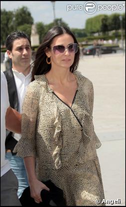 Demi Moore en tournage d'une publicité à Paris, s'est rendue au musée du Louvre avec ses filles Scout et Tallulah, le 23 juin 2009 !