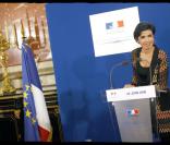 Rachida Dati transmet son titre de ministre de la Justice à MAM. Emue, elle quitte le ministère après 2 ans en poste. 24/05/09 