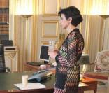 Rachida Dati transmet son titre de ministre de la Justice à MAM. Emue, elle regarde le conseil des ministres à la télévision avant de quitter le ministère après 2 ans en poste. 24/05/09 