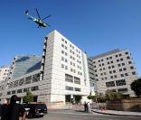 Un hélicoptère quitte l' UCLA Medical Center de Los Angeles, avec le corps de Michael Jackson, afin de le transporter jusqu'à la morgue, pour procéder à un autopsie.  25/06/09