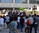 De nombreux fans bouleversés se rassemblent devant l" UCLA Medical Center in Los Angeles,  après le décès brutal de Michael Jackson. 25/06/09