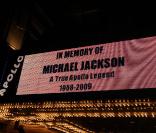 Les fans du King of Pop se sont retrouvés devant l'Apollo, à Harlem, à New York, après le décès brutal de Michael Jackson. 25/06/09