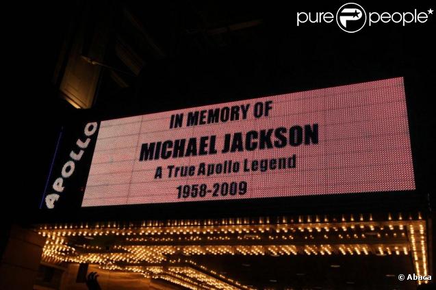 Les fans du King of Pop se sont retrouvés devant l'Apollo, à Harlem, à New York, après le décès brutal de Michael Jackson. 25/06/09