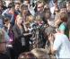 Les fans de Michael Jackson se sont pressés devant l"UCLA Medical Center de Los Angeles, où la star est décédée. 25/06/09 