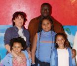 Mouss Diouf, Sandrine, leurs filles Tessa et Selena, et leur cousine