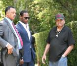 Le révérend Jesse Jackson, qui n'a aucun lien de parenté avec la famille mais est un proche qui a toujours soutenu l'artiste, est ici aux côtés de Joe, le père de Michael.