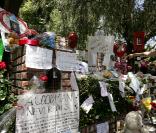 Les fleurs et messages en hommage à Michael Jackson devant la résidence de la famille Jackson le 27 juin 2009 