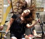 Ashley Tisdale en concert : le jeté capillaire ! 