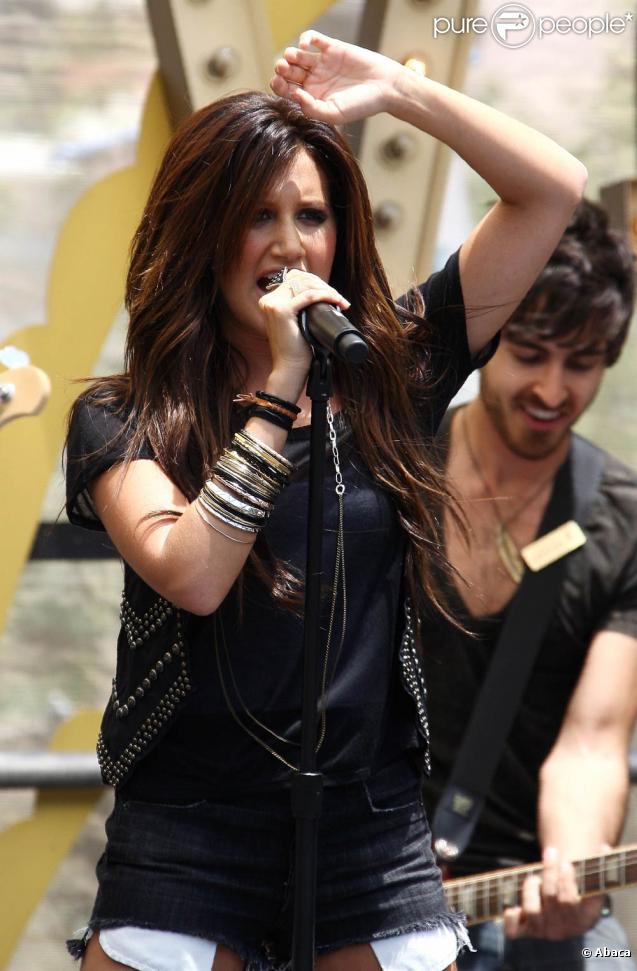 Ashley Tisdale en concert à Los Angeles, hier : pas très classe les poches qui dépassent ! 