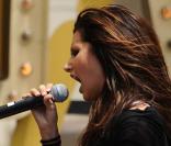 Ashley Tisdale en concert : une jamabe en l'air ! 