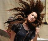 Ashley Tisdale en concert : nouveau jeté capillaire ! 