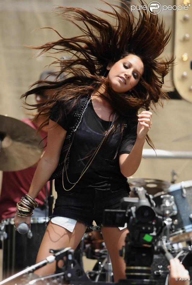 Ashley Tisdale en concert : nouveau jeté capillaire ! 
