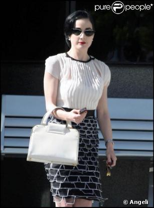 Dita Von Teese fait du shopping à Los Angeles. Juin 2009