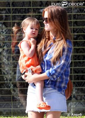 Isla Fisher se balade avec sa fille Olive. 27/06/09