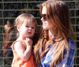 Isla Fisher se balade avec sa fille Olive. 27/06/09