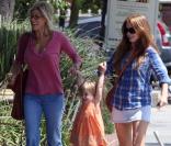 Isla Fisher se balade avec sa fille Olive. 27/06/09