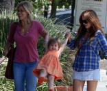Isla Fisher se balade avec sa fille Olive. 27/06/09