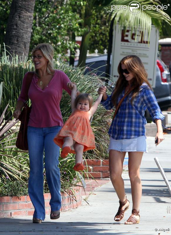 Isla Fisher se balade avec sa fille Olive. 27/06/09
