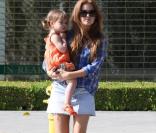 Isla Fisher se balade avec sa fille Olive. 27/06/09