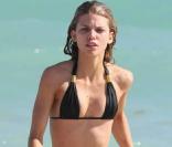 La jolie AnnaLynne McCord n'en finit pas de se dévoiler sur tapis rouge !