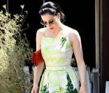Dita Von Teese, toujours aussi classe dans sa robe des plus printanières.<br />