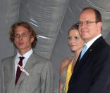 Le Prince Albert, Charlene Wittstock et Andrea Casiraghi lors du coup d'envoi du Tour de France, à Monaco, le 4 juillet  2009